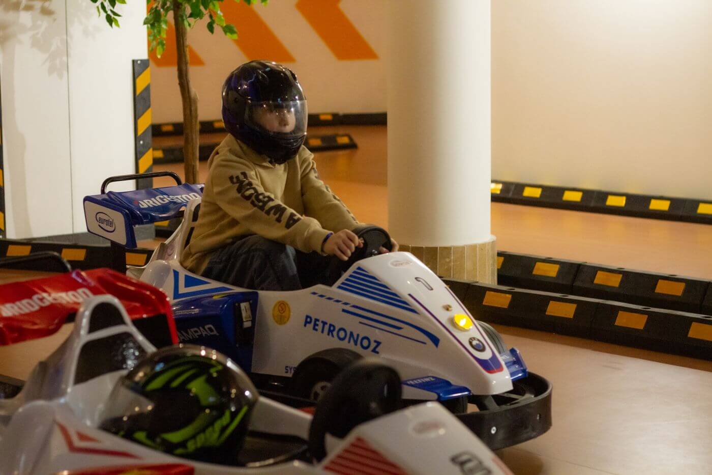 Хлопчик на картингу